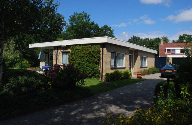 A very nice holiday bungalow, with a pretty garden around, near beach & sea