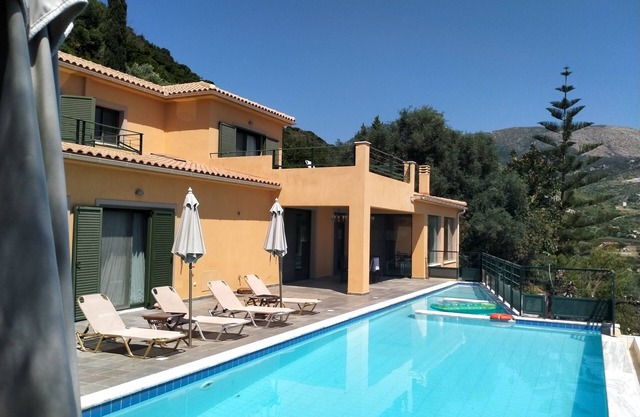 A very private family Villa, Infinity Pool, WiFi, A/C. Amazing views .