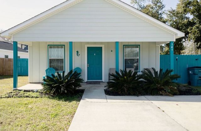 A Wonderful Beach Cottage one block from the water.