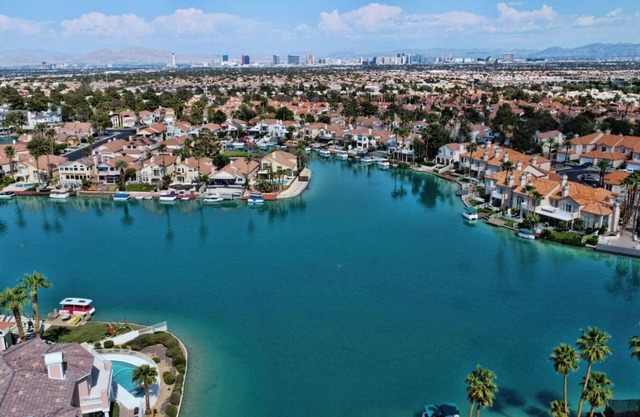 AAA+ LUXE ESTATE 4600 SQ FT, 6 Cal King Beds, Pool/Spa, Close 2 Strip, Summerlin