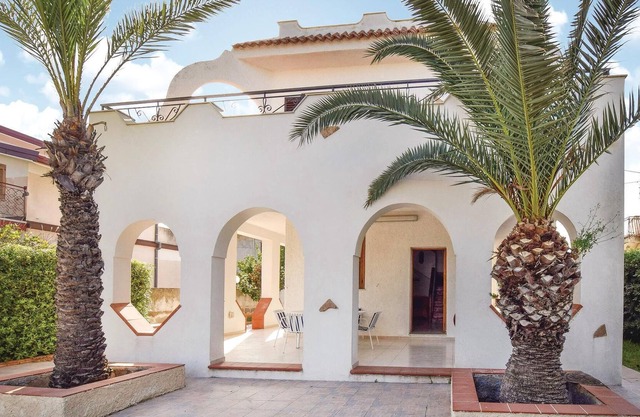 About 15 km from Siracusa is this vacation home with large garden surrounded by trees and native hed