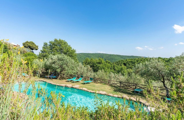 About 6 km from Ambra lies this original apartment in the medieval hamlet of Sogna.