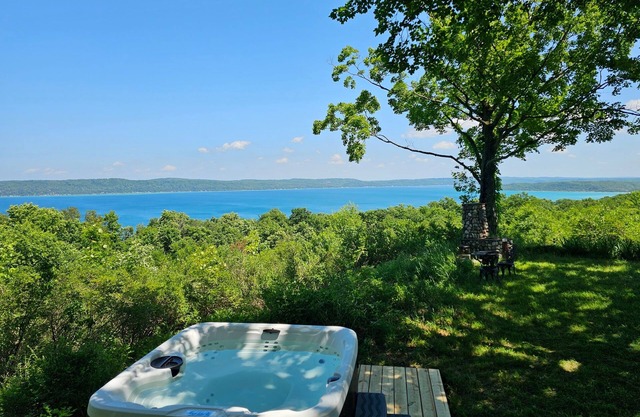 Above Crystal Lake - Hot Tub & Stunning Lake Views!