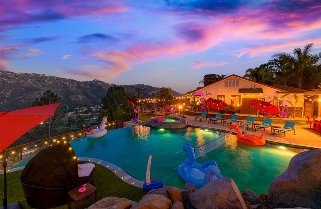 Above The Clouds Celebrity Estate! Lake Size Infinity Pool/Jacuzzi + Views!