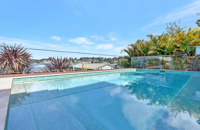Absolute Waterfront : Lakehouse Fishing Point - Waterfront, Pool, Jetty