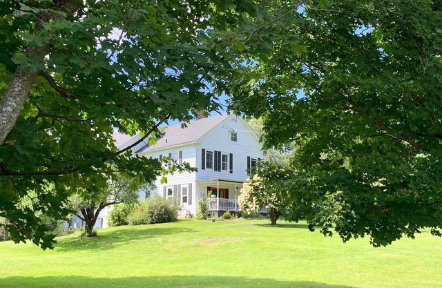 Absolutely Huge 4,000sqft 7 Bedroom, 5.5ba Historic Manor House