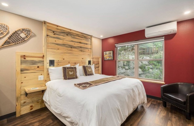 AC, K Bed, Fireplace, Shared Hot Tub - Lodge 202