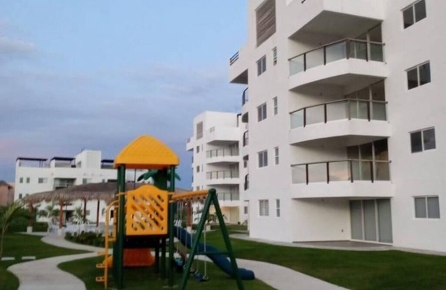 Acapulco Diamante a un costado de LA ISLA