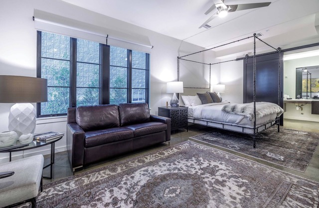 Accessible King Studio | 121 Hotel by AvantStay