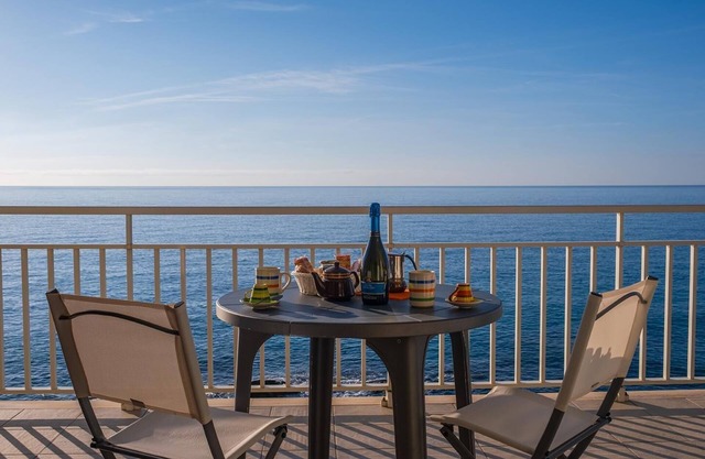 Accommodation with private beach access | Ap43
