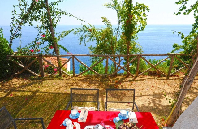 Acquamarina, Panoramic cottage in Amalfi in villa with stunning views.