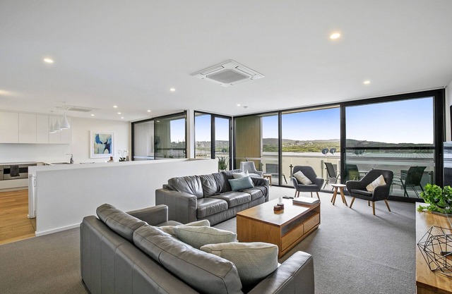 Across the road from Main Beach Anglesea- luxury new townhouse, steps to cafes