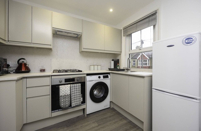 Adelles seaside retreat for holiday, contractors
