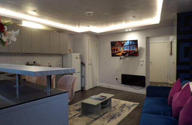 Adjoining 1 bedroom apartment Leith Tram Station