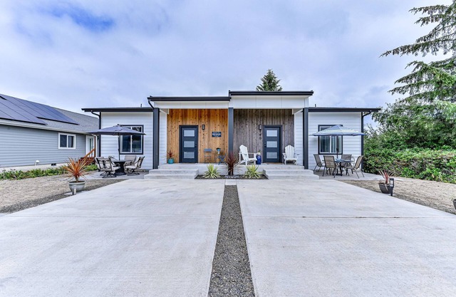 Adjoining Waterfront Homes, Pets, Hot Tubs, Groups