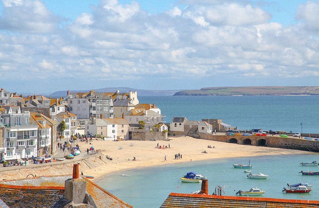 Admiral Cottage, central tucked away with garden & stunning sea views, book now