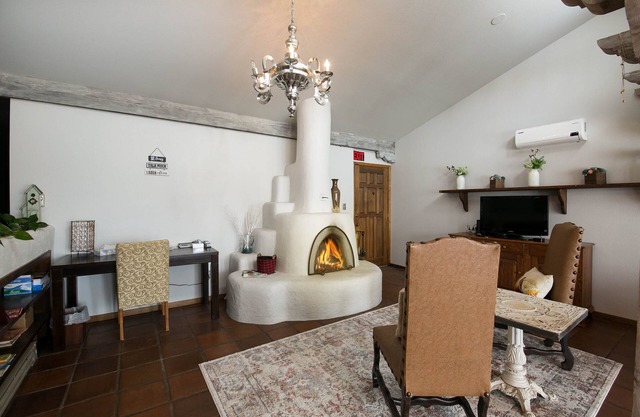 Adobe Inn - Pet Friendly and Right in Town!