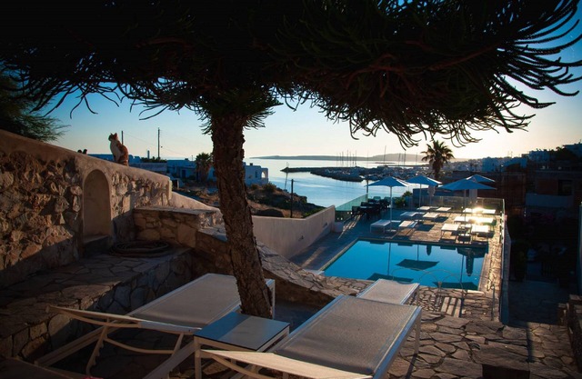 Adonis Hotel & Apartments