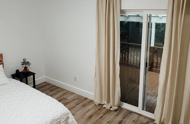 Adorable 1-Bedroom Guest-House with Large Covered Deck