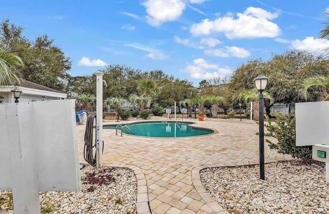 Adorable 1BR condo with pool view at Magnolia