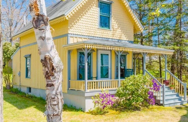 Adorable, 3 bedroom, 1 bath ocean side cottage!