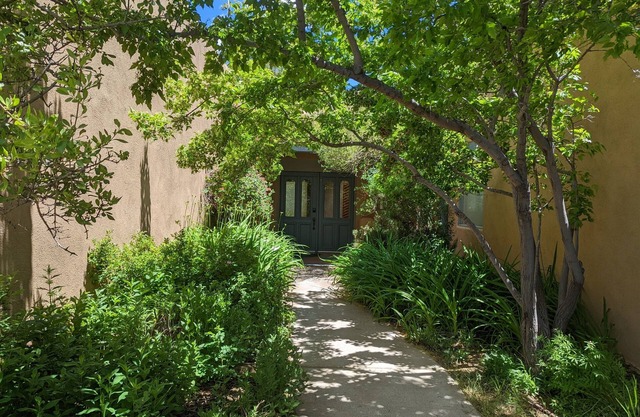 Adorable Adobe Taos - excellent location! Lic. #9449