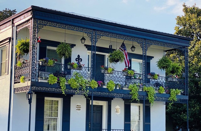 Adorable balcony apartment. Walk to shops and restaurants.