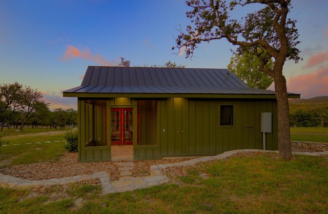 Adorable Cabin in Boerne! sleeps 2, short trip to Luckenbach & Fredericksburg