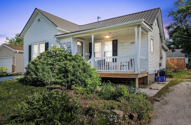 Adorable Cottage in small town of Marion. Just a few blocks from Uptown