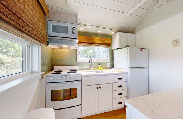 Adorable cottage with pool, tennis courts & picnic area