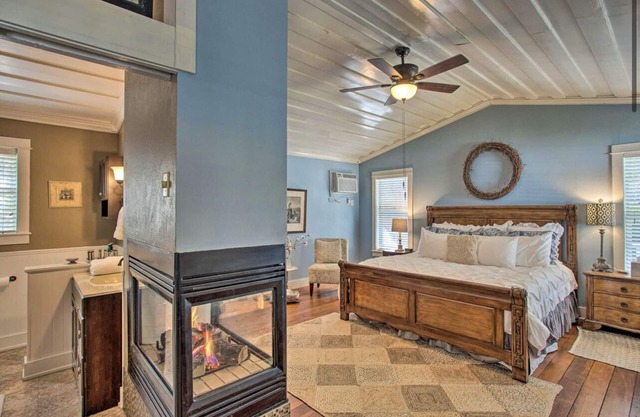 Adorable French Country Cottage Getaway - King Bed, Jetted Tub, Fireplace, Bikes
