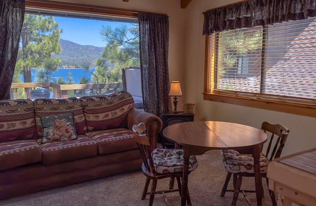Adorable LAKEFRONT cabin! PRIVATE HOT TUB, ROMANTIC VIEWS!