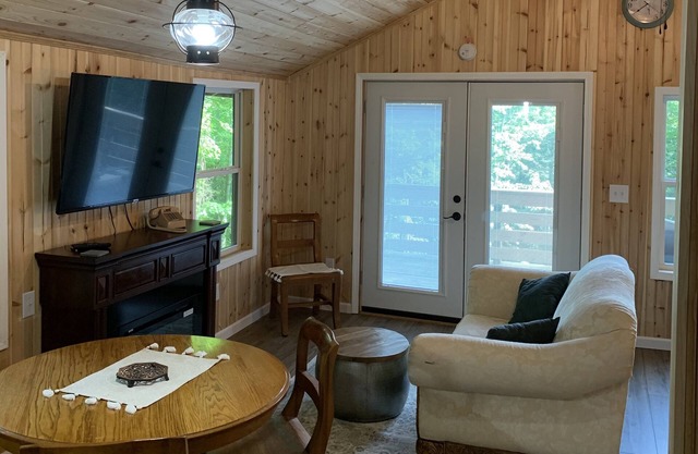 Adorable Mountain Cabin near Asheville