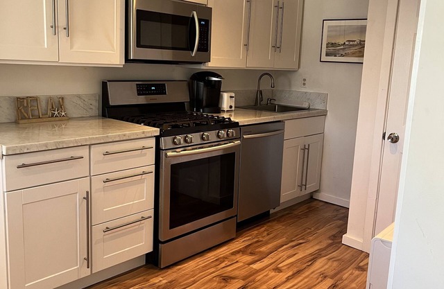 Adorable one bedroom condo on beach block!