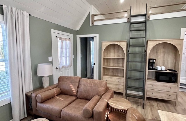 Adorable, quiet, and rural cabin 1bed 1 bath +LOFT+PORCHES!