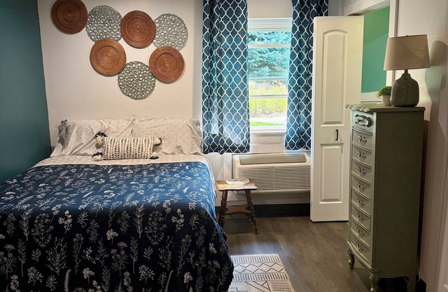 Adorable studio unit with full kitchen
