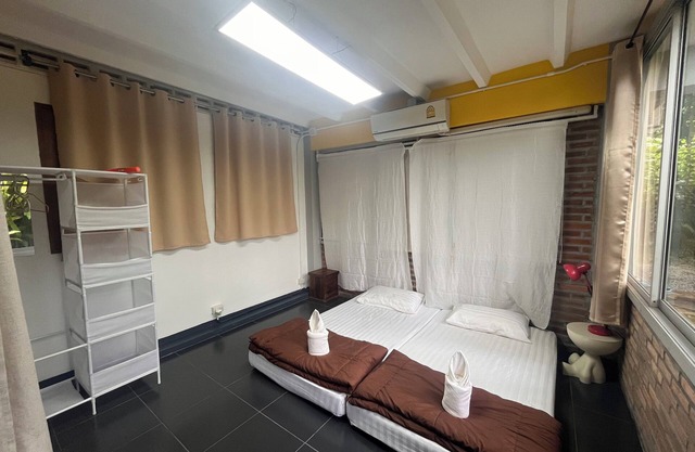 Adorable sunny bedroom with AC in Doi Suthep and nimmamhaemin neighborhood.
