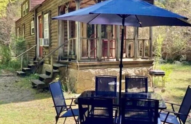 Adorable tiny house, private, wooded view, stream, edge of national forest, near Wolf Pen