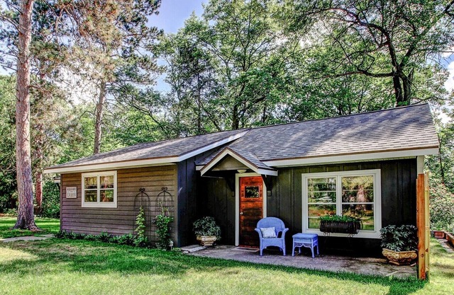 Adorable Vintage 1950's Cottage