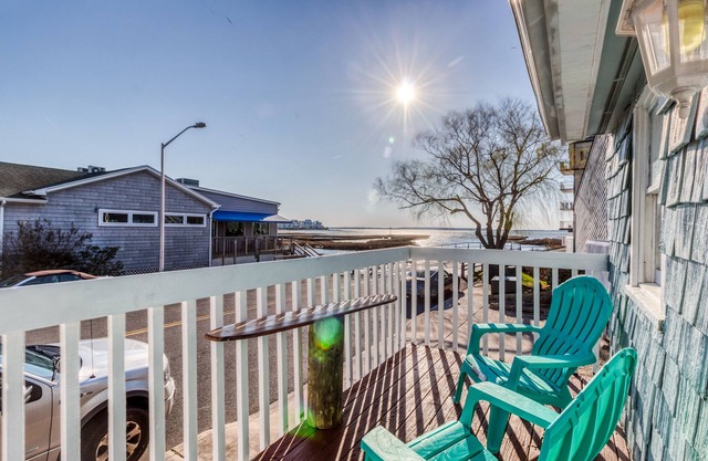 Adorable, waterfront beach cottage w/bay view, full kitchen, & free WiFi