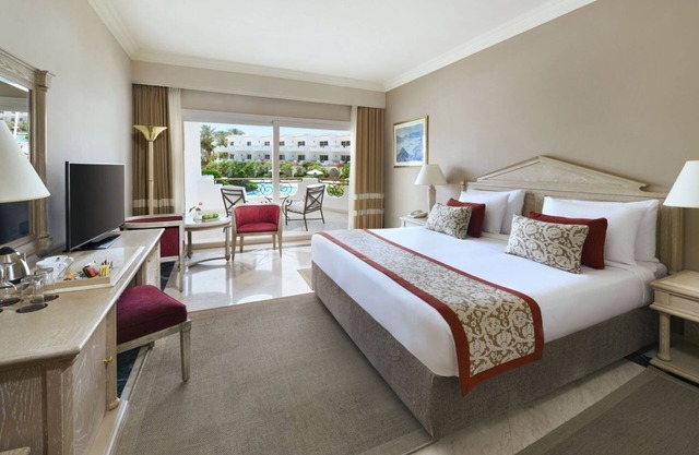 Adults-Only Resort with Pools, Tennis & Dive Sites Nearby l 3 Rooms