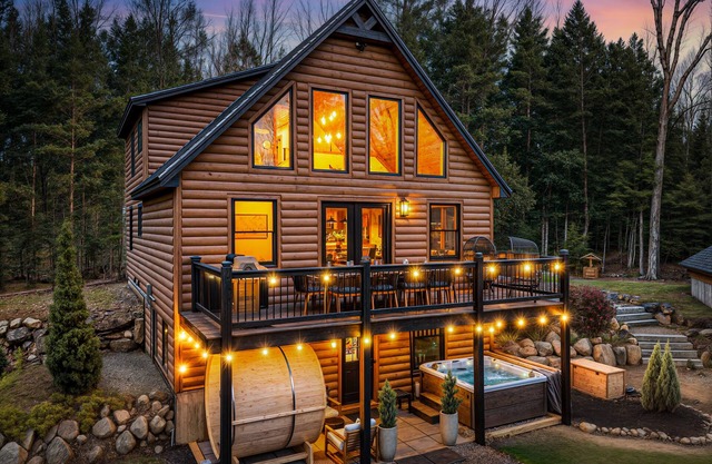 Adventure&Wellness ~Hot Tub ~Sauna ~Theater ~Boot Room ~15min to Sunday River