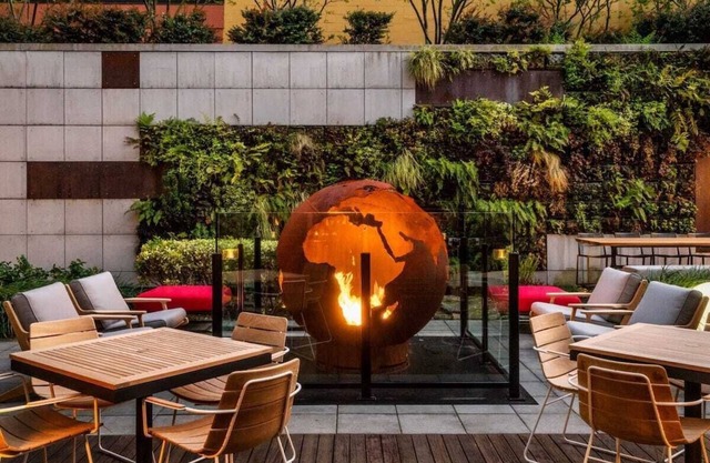 Adventurous Urban Retreat Near Hotspots – Walkable & Bike-Friendly, Pets Allowed