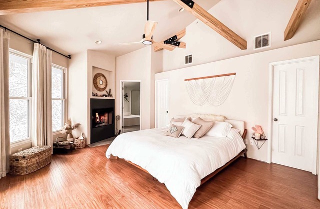 Aerie: Floor-to-Ceiling Windows w/Forest Views, Spa Tub, AC, Fireplace, Fire Pi