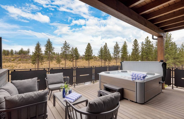 Aerie Sleek 6 Unit Buyout | 6 Units, 15BDR | Deck, Hot Tub, Views, Near Old Bend