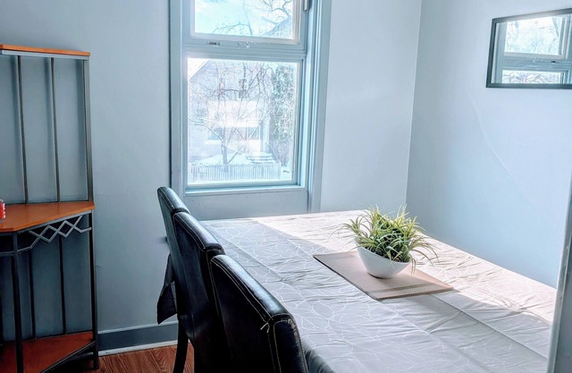 Affordable 4 bedrooms/FREE parking/15 mins to Airport/FREE monthly Cleanings