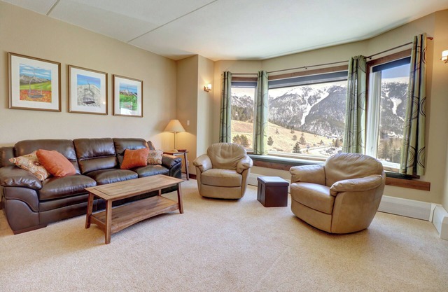 Affordable Remodeled Ski Condo with shared hot tub! TL411