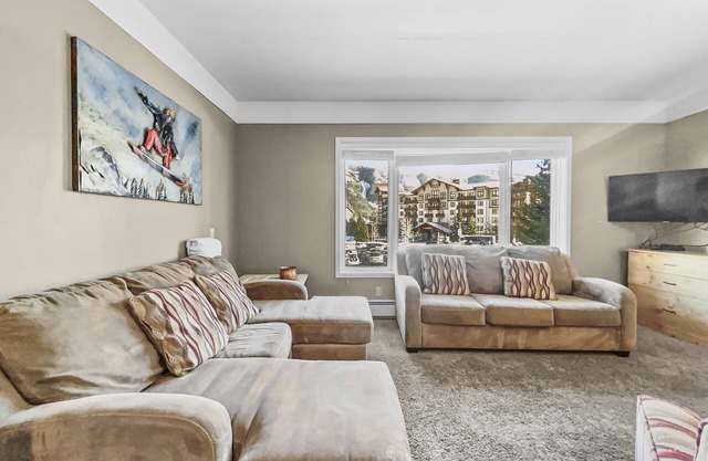 Affordable Ski Condo with great views and shared hot tub! TL212