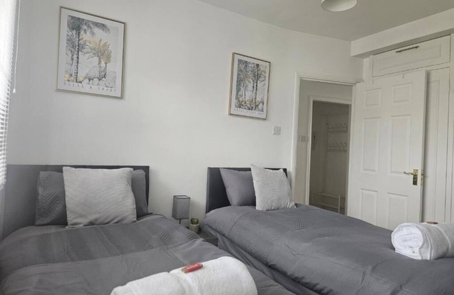Affordable Stylish Fully Furnished 2 Bedroom Apartment,sleeps upto 6 peoplen