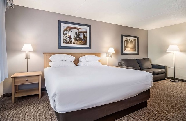 Affordable Units Near Attractions! Pool, Parking, Breakfast, Free Wifi